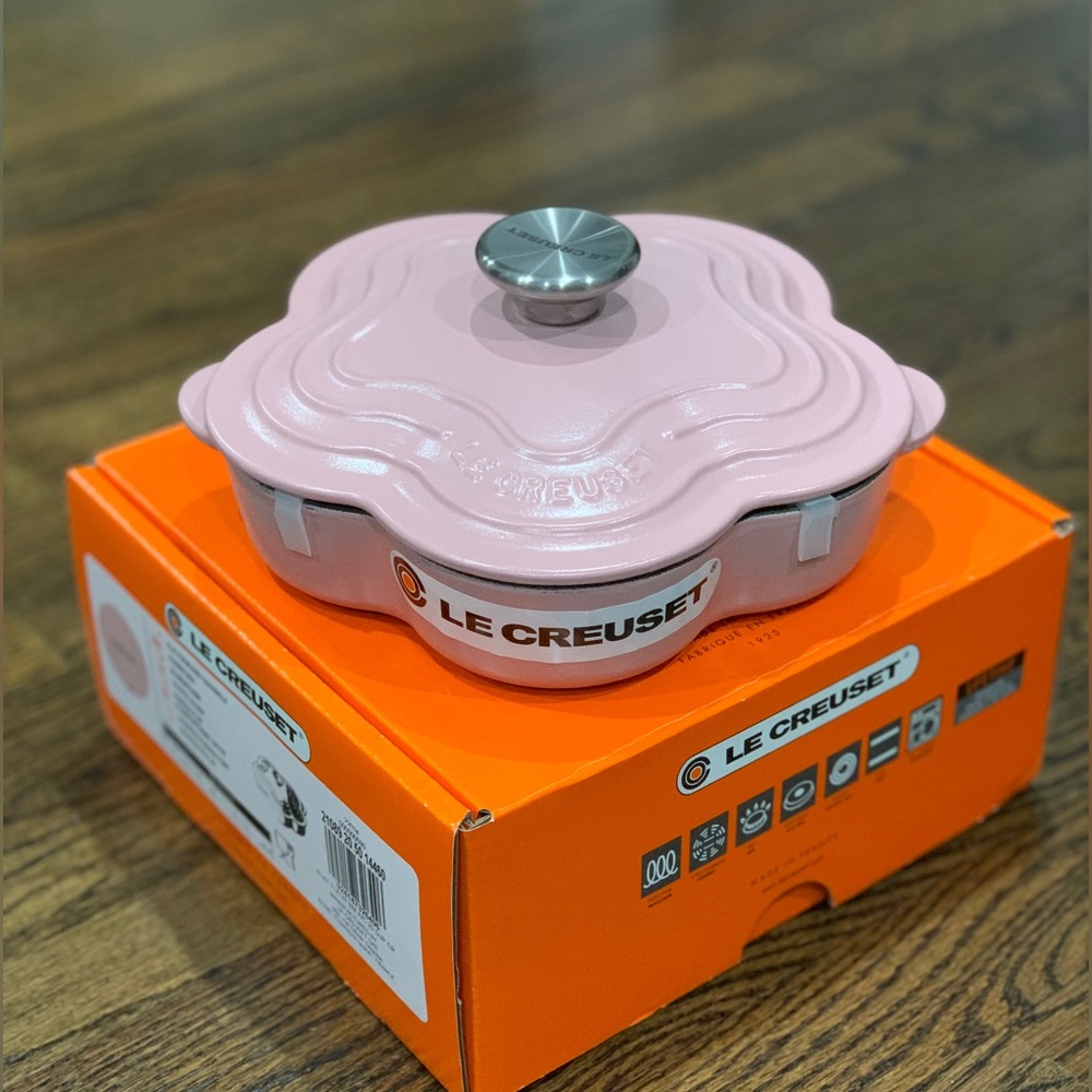 Sale!! New Le Creuset Sugar Pink Shallow Flower Cocotte / Flower Dish